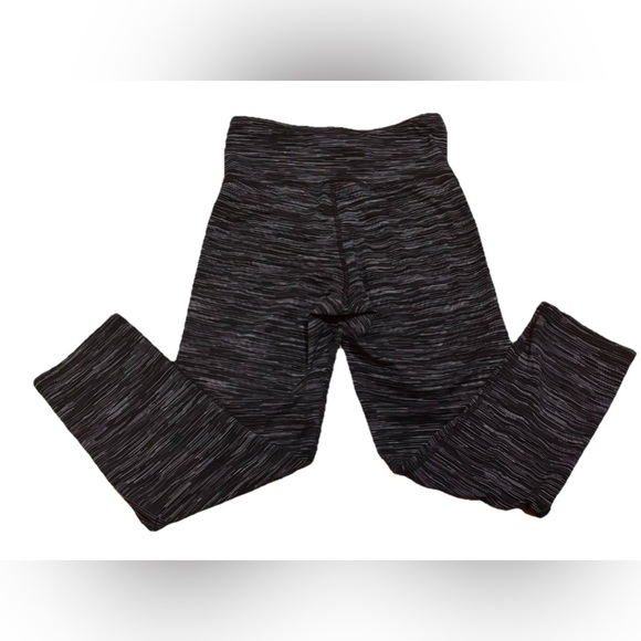 C9 Champion High Rise Everyday 21" Capri Small Ebony Cut Out Leg Design - Picture 3 of 7